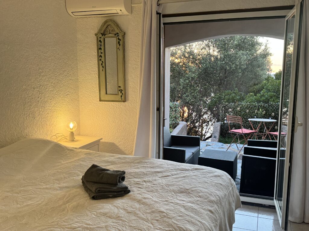 Chambre parentale de la Villa Sognu di Mare à Tarco