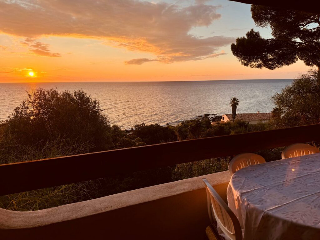 Balcon avec vue sur la mer à Tarco