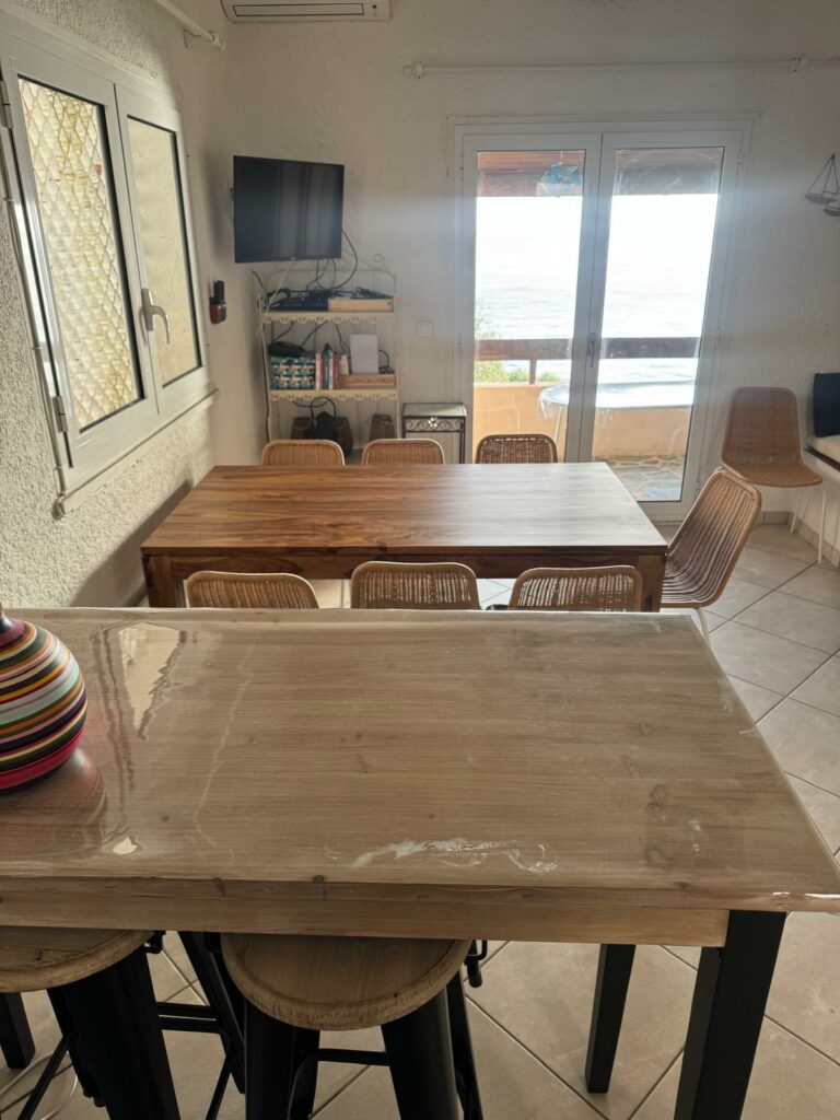 Cuisine équipée et séjour de la villa